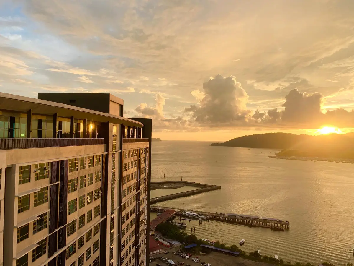 Sunset Seaview Vacation Condos @ Jesselton Quay
